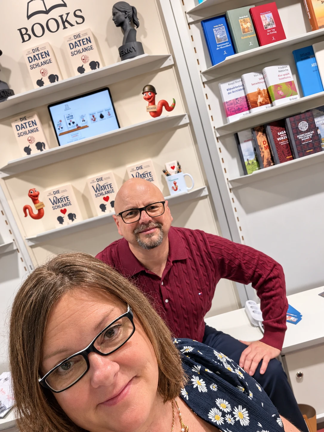 Tanja und Till gemeinsam am Messestand von TA Books